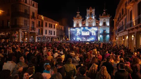 Las calles de Astorga se transformaron este sábado en un escenario colectivo para acoger el Gran Desfile de Piñata, eje central de los carnavales. Cerca de tres mil participantes, integrados en 53 grupos y 25 carrozas, dieron forma a un pasacalles que evidenció la fortaleza de una tradición profundamente arraigada y respaldada tanto por los vecinos como por numerosos visitantes. Foto: Jesús.