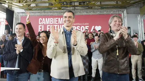 El presidente del Gobierno, Pedro Sánchez, y el candidato Partido Socialista a la Presidencia de la Junta de Castilla y León, Carlos Martínez, intervienen en un acto público del partido junto a la candidata por León, Nuria Rubio, y el secretario provincial del PSOE, Javier Alfonso Cendón. Foto: César Sánchez.