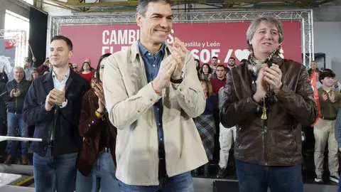 El presidente del Gobierno, Pedro Sánchez, y el candidato Partido Socialista a la Presidencia de la Junta de Castilla y León, Carlos Martínez, intervienen en un acto público del partido junto a la candidata por León, Nuria Rubio, y el secretario provincial del PSOE, Javier Alfonso Cendón. Foto: César Sánchez.