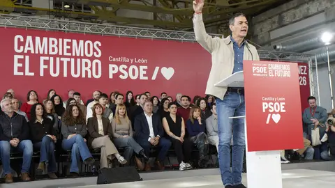 El presidente del Gobierno, Pedro Sánchez, y el candidato Partido Socialista a la Presidencia de la Junta de Castilla y León, Carlos Martínez, intervienen en un acto público del partido junto a la candidata por León, Nuria Rubio, y el secretario provincial del PSOE, Javier Alfonso Cendón. Foto: César Sánchez.