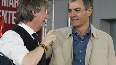 El presidente del Gobierno, Pedro Sánchez, y el candidato Partido Socialista a la Presidencia de la Junta de Castilla y León, Carlos Martínez, intervienen en un acto público del partido junto a la candidata por León, Nuria Rubio, y el secretario provincial del PSOE, Javier Alfonso Cendón. Foto: César Sánchez.