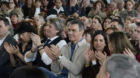 El presidente del Gobierno, Pedro Sánchez, y el candidato Partido Socialista a la Presidencia de la Junta de Castilla y León, Carlos Martínez, intervienen en un acto público del partido junto a la candidata por León, Nuria Rubio, y el secretario provincial del PSOE, Javier Alfonso Cendón. Foto: César Sánchez.