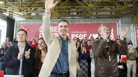 El presidente del Gobierno, Pedro Sánchez, y el candidato Partido Socialista a la Presidencia de la Junta de Castilla y León, Carlos Martínez, intervienen en un acto público del partido junto a la candidata por León, Nuria Rubio, y el secretario provincial del PSOE, Javier Alfonso Cendón. Foto: César Sánchez.