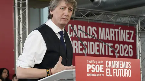 El presidente del Gobierno, Pedro Sánchez, y el candidato Partido Socialista a la Presidencia de la Junta de Castilla y León, Carlos Martínez, intervienen en un acto público del partido junto a la candidata por León, Nuria Rubio, y el secretario provincial del PSOE, Javier Alfonso Cendón. Foto: César Sánchez.