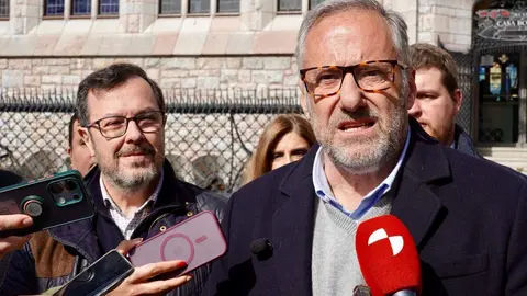 El portavoz nacional de Vox, José Antonio Fúster, y el candidato a la Presidencia de la Junta de Castilla y León, Carlos Pollán, atienen a los medios tras reunirse con la Asociación de Amigos del Patrimonio Cultural de León, Promonumenta. Foto: Campillo.