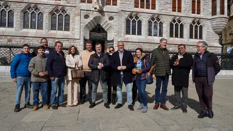 El portavoz nacional de Vox, José Antonio Fúster, y el candidato a la Presidencia de la Junta de Castilla y León, Carlos Pollán, atienen a los medios tras reunirse con la Asociación de Amigos del Patrimonio Cultural de León, Promonumenta. Foto: Campillo.