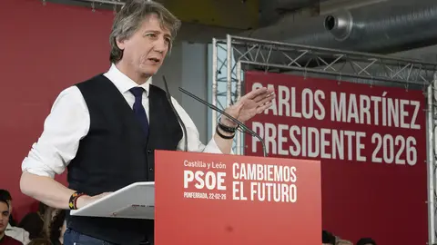 El presidente del Gobierno, Pedro Sánchez, y el candidato Partido Socialista a la Presidencia de la Junta de Castilla y León, Carlos Martínez, intervienen en un acto público del partido junto a la candidata por León, Nuria Rubio, y el secretario provincial del PSOE, Javier Alfonso Cendón. Foto: César Sánchez.
