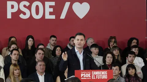 El presidente del Gobierno, Pedro Sánchez, y el candidato Partido Socialista a la Presidencia de la Junta de Castilla y León, Carlos Martínez, intervienen en un acto público del partido junto a la candidata por León, Nuria Rubio, y el secretario provincial del PSOE, Javier Alfonso Cendón. Foto: César Sánchez.