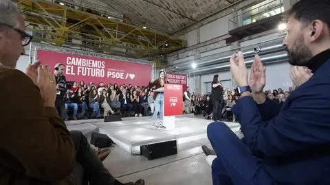 El presidente del Gobierno, Pedro Sánchez, y el candidato Partido Socialista a la Presidencia de la Junta de Castilla y León, Carlos Martínez, intervienen en un acto público del partido junto a la candidata por León, Nuria Rubio, y el secretario provincial del PSOE, Javier Alfonso Cendón. Foto: César Sánchez.