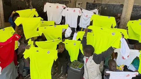 La iniciativa Somos SOS ha cerrado una de sus acciones más ambiciosas con un balance que trasciende cifras y logística. Lo que comenzó como una llamada a la colaboración en León terminó convirtiéndose en una experiencia colectiva de entrega personal, cooperación profesional y transformación social en la localidad senegalesa de Niague.