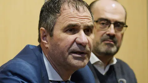 El coordinador en Ponferrada de Partido Popular en León, Marco Morala (D), junto al candidato a las Cortes, Neftalí Fernández (I), durante su comparecencia para valorar la presencia el domingo del presidente del Gobierno, Pedro Sánchez, en Ponferrada. Foto: César Sánchez.