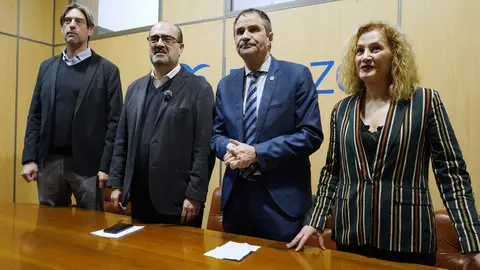 El coordinador en Ponferrada de Partido Popular en León, Marco Morala (2I), junto al candidato a las Cortes, Neftalí Fernández (2D), la diputada nacional, Silvia Franco, y el senador por León, Jorge García (I), durante su comparecencia para valorar la presencia el domingo del presidente del Gobierno, Pedro Sánchez, en Ponferrada. Foto: César Sánchez.