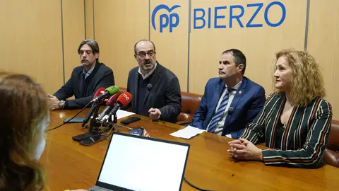 El coordinador en Ponferrada de Partido Popular en León, Marco Morala (2I), junto al candidato a las Cortes, Neftalí Fernández (2D), la diputada nacional, Silvia Franco, y el senador por León, Jorge García (I), durante su comparecencia para valorar la presencia el domingo del presidente del Gobierno, Pedro Sánchez, en Ponferrada. Foto: César Sánchez.