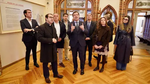Alfonso Fernández Mañueco durante su presencia en la localidad leonesa de Astorga, donde aprovechó la ocasión para visitar el Palacio Episcopal, “una de las pocas cosas hechas fuera de Cataluña por Antonio Gaudí”, además en el año que se conmemora el centenario de su muerte. Foto: Campillo