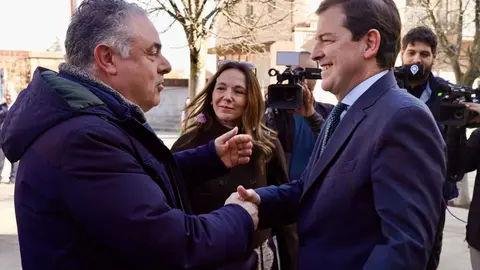 Alfonso Fernández Mañueco durante su presencia en la localidad leonesa de Astorga, donde aprovechó la ocasión para visitar el Palacio Episcopal, “una de las pocas cosas hechas fuera de Cataluña por Antonio Gaudí”, además en el año que se conmemora el centenario de su muerte. Foto: Campillo