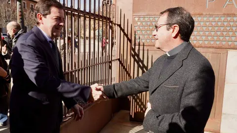 Alfonso Fernández Mañueco durante su presencia en la localidad leonesa de Astorga, donde aprovechó la ocasión para visitar el Palacio Episcopal, “una de las pocas cosas hechas fuera de Cataluña por Antonio Gaudí”, además en el año que se conmemora el centenario de su muerte. Foto: Campillo