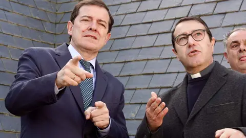 Alfonso Fernández Mañueco durante su presencia en la localidad leonesa de Astorga, donde aprovechó la ocasión para visitar el Palacio Episcopal, “una de las pocas cosas hechas fuera de Cataluña por Antonio Gaudí”, además en el año que se conmemora el centenario de su muerte. Foto: Campillo