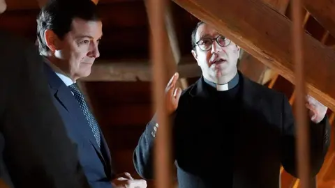 Alfonso Fernández Mañueco durante su presencia en la localidad leonesa de Astorga, donde aprovechó la ocasión para visitar el Palacio Episcopal, “una de las pocas cosas hechas fuera de Cataluña por Antonio Gaudí”, además en el año que se conmemora el centenario de su muerte. Foto: Campillo