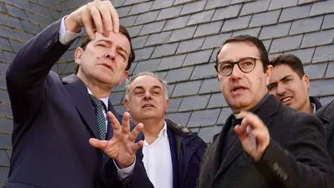 Alfonso Fernández Mañueco durante su presencia en la localidad leonesa de Astorga, donde aprovechó la ocasión para visitar el Palacio Episcopal, “una de las pocas cosas hechas fuera de Cataluña por Antonio Gaudí”, además en el año que se conmemora el centenario de su muerte. Foto: Campillo