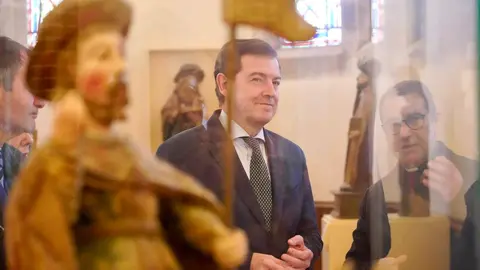 Alfonso Fernández Mañueco durante su presencia en la localidad leonesa de Astorga, donde aprovechó la ocasión para visitar el Palacio Episcopal, “una de las pocas cosas hechas fuera de Cataluña por Antonio Gaudí”, además en el año que se conmemora el centenario de su muerte. Foto: Campillo