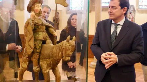 Alfonso Fernández Mañueco durante su presencia en la localidad leonesa de Astorga, donde aprovechó la ocasión para visitar el Palacio Episcopal, “una de las pocas cosas hechas fuera de Cataluña por Antonio Gaudí”, además en el año que se conmemora el centenario de su muerte. Foto: Campillo