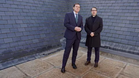 Alfonso Fernández Mañueco durante su presencia en la localidad leonesa de Astorga, donde aprovechó la ocasión para visitar el Palacio Episcopal, “una de las pocas cosas hechas fuera de Cataluña por Antonio Gaudí”, además en el año que se conmemora el centenario de su muerte. Foto: Campillo