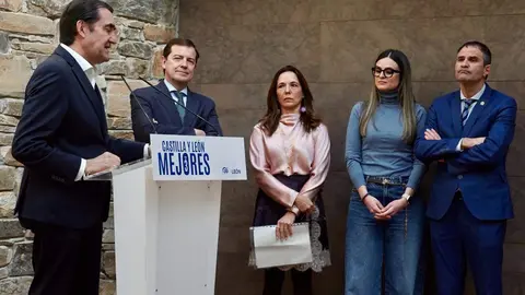 Alfonso Fernández Mañueco durante su presencia en la localidad leonesa de Astorga, donde aprovechó la ocasión para visitar el Palacio Episcopal, “una de las pocas cosas hechas fuera de Cataluña por Antonio Gaudí”, además en el año que se conmemora el centenario de su muerte. Foto: Campillo