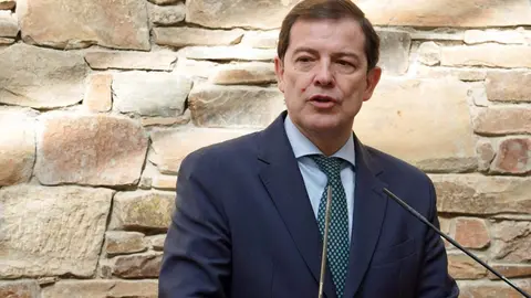 Alfonso Fernández Mañueco durante su presencia en la localidad leonesa de Astorga, donde aprovechó la ocasión para visitar el Palacio Episcopal, “una de las pocas cosas hechas fuera de Cataluña por Antonio Gaudí”, además en el año que se conmemora el centenario de su muerte. Foto: Campillo