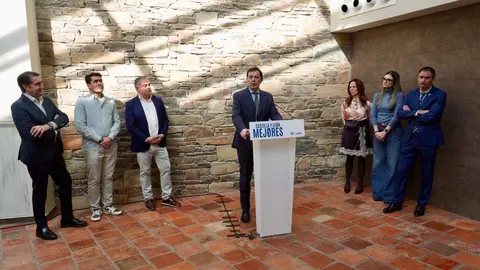 Alfonso Fernández Mañueco durante su presencia en la localidad leonesa de Astorga, donde aprovechó la ocasión para visitar el Palacio Episcopal, “una de las pocas cosas hechas fuera de Cataluña por Antonio Gaudí”, además en el año que se conmemora el centenario de su muerte. Foto: Campillo