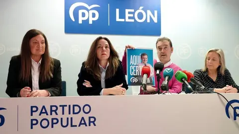 La candidata del Partido Popular de León a las Cortes de Castilla y León, María José Álvarez Casais, presenta la campaña electoral para las próximas elecciones autonómicas acompañada de la número tres de la lista, Elena Bollo; el director de la campaña, Ricardo Gavilanes y la directora adjunta de campaña, Maria Elena Báilez. Foto: Campillo.
