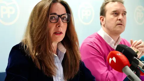 La candidata del Partido Popular de León a las Cortes de Castilla y León, María José Álvarez Casais, presenta la campaña electoral para las próximas elecciones autonómicas acompañada de la número tres de la lista, Elena Bollo; el director de la campaña, Ricardo Gavilanes y la directora adjunta de campaña, Maria Elena Báilez. Foto: Campillo.