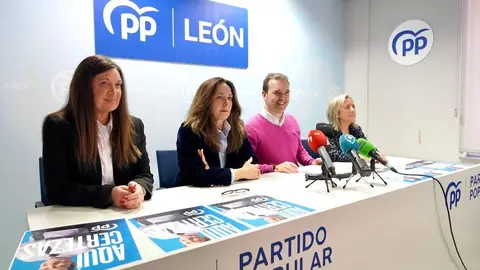 La candidata del Partido Popular de León a las Cortes de Castilla y León, María José Álvarez Casais, presenta la campaña electoral para las próximas elecciones autonómicas acompañada de la número tres de la lista, Elena Bollo; el director de la campaña, Ricardo Gavilanes y la directora adjunta de campaña, Maria Elena Báilez. Foto: Campillo.