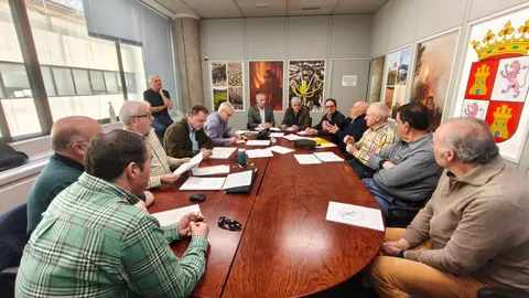 El delegado territorial de la Junta en León, Eduardo Diego, ha presidido hoy las tres reuniones de las Juntas Consultivas de las Reservas Regionales de Caza de la provincia (Riaño, Ancares y Mampodre) en las que se han aprobado un total de 587 permisos de caza para la temporada 2026-27.