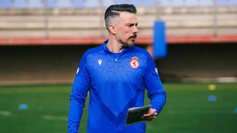 El nuevo entrenador de la Cultural y Deportiva Leonesa toma el mando de una Cultural en apuros con quince jornadas por delante y un calendario que exige reacción inmediata.