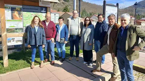 Visita de la candidata del PP por León, María José Álvarez Casais, a La Pola de Gordón.