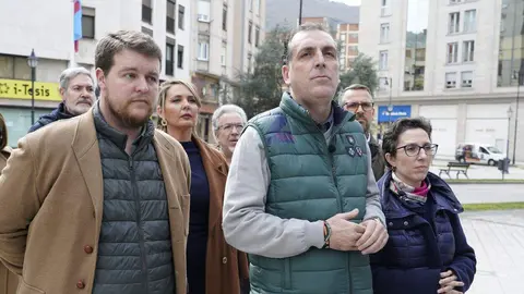 El portavoz nacional de Seguridad de Vox, Samuel Vázquez (C), junto a los candidatos por la provincia de León, Laura Dorreis (D), y Miguel Suárez (I), durante la atención a los medios de comunicación, después de mantener una reunión con los representantes sindicales de la Policía Nacional en Ponferrada. Foto: César Sánchez.
