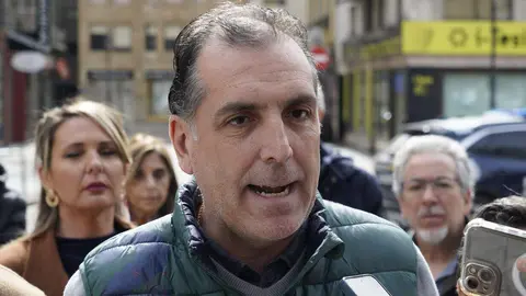 El portavoz nacional de Seguridad de Vox, Samuel Vázquez, durante la atención a los medios de comunicación, después de mantener una reunión con los representantes sindicales de la Policía Nacional en Ponferrada. Foto: César Sánchez.