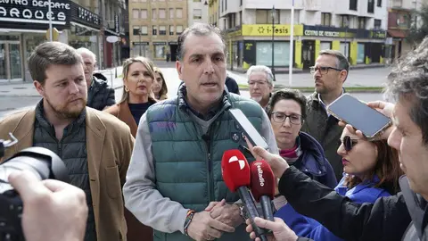 El portavoz nacional de Seguridad de Vox, Samuel Vázquez (C), junto a los candidatos por la provincia de León, Laura Dorreis (D), y Miguel Suárez (I), durante la atención a los medios de comunicación, después de mantener una reunión con los representantes sindicales de la Policía Nacional en Ponferrada. Foto: César Sánchez.