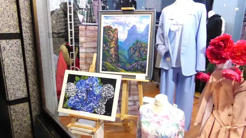 San Mamés exhibe arte en 42 escaparates durante marzo. Veinticinco creadores muestran sus obras en comercios de la avenida leonesa en la segunda edición de esta iniciativa cultural. Fotos: Pacofergar