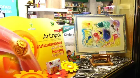 San Mamés exhibe arte en 42 escaparates durante marzo. Veinticinco creadores muestran sus obras en comercios de la avenida leonesa en la segunda edición de esta iniciativa cultural. Fotos: Pacofergar