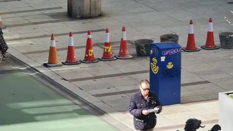Renovación en Ordoño II: obras de mantenimiento y cambio de losetas en la principal arteria peatonal. El Ayuntamiento de León realiza intervenciones en zonas peatonales y de uso mixto para mejorar la seguridad y durabilidad del pavimento.