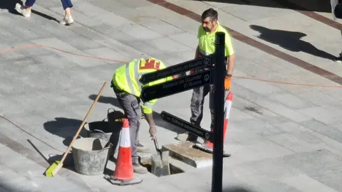 Renovación en Ordoño II: obras de mantenimiento y cambio de losetas en la principal arteria peatonal. El Ayuntamiento de León realiza intervenciones en zonas peatonales y de uso mixto para mejorar la seguridad y durabilidad del pavimento.