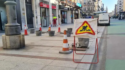 Renovación en Ordoño II: obras de mantenimiento y cambio de losetas en la principal arteria peatonal. El Ayuntamiento de León realiza intervenciones en zonas peatonales y de uso mixto para mejorar la seguridad y durabilidad del pavimento.