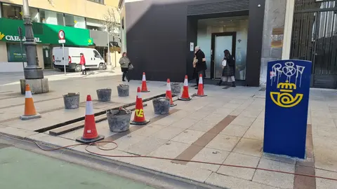 Renovación en Ordoño II: obras de mantenimiento y cambio de losetas en la principal arteria peatonal. El Ayuntamiento de León realiza intervenciones en zonas peatonales y de uso mixto para mejorar la seguridad y durabilidad del pavimento.