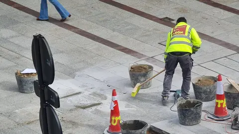 Renovación en Ordoño II: obras de mantenimiento y cambio de losetas en la principal arteria peatonal. El Ayuntamiento de León realiza intervenciones en zonas peatonales y de uso mixto para mejorar la seguridad y durabilidad del pavimento.