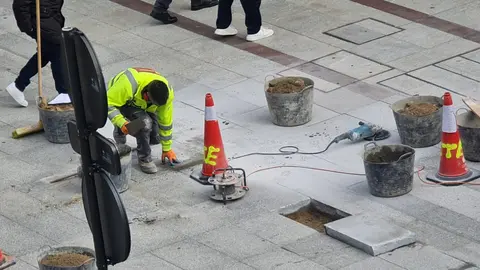 Renovación en Ordoño II: obras de mantenimiento y cambio de losetas en la principal arteria peatonal. El Ayuntamiento de León realiza intervenciones en zonas peatonales y de uso mixto para mejorar la seguridad y durabilidad del pavimento.