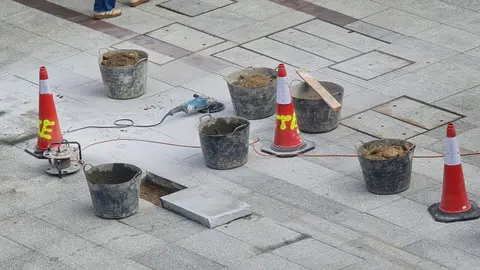 Renovación en Ordoño II: obras de mantenimiento y cambio de losetas en la principal arteria peatonal. El Ayuntamiento de León realiza intervenciones en zonas peatonales y de uso mixto para mejorar la seguridad y durabilidad del pavimento.