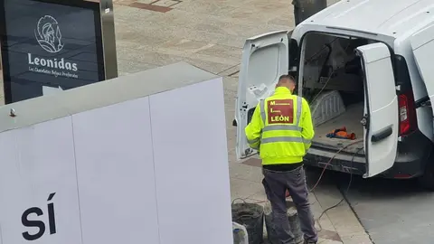 Renovación en Ordoño II: obras de mantenimiento y cambio de losetas en la principal arteria peatonal. El Ayuntamiento de León realiza intervenciones en zonas peatonales y de uso mixto para mejorar la seguridad y durabilidad del pavimento.