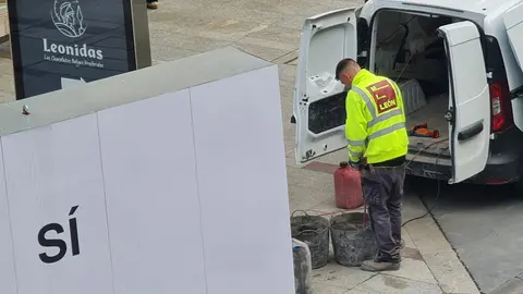 Renovación en Ordoño II: obras de mantenimiento y cambio de losetas en la principal arteria peatonal. El Ayuntamiento de León realiza intervenciones en zonas peatonales y de uso mixto para mejorar la seguridad y durabilidad del pavimento.