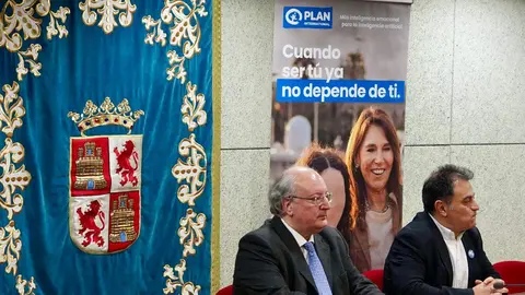 La responsable de incidencia política de Plan International, Julia López, presenta el informe ‘Así somos: el estado de la adolescencia en Castilla y León’, junto al presidente del Consejo Económico y Social (CES), Enrique Cabero; la presidenta del Consejo de la Juventud, Ainoa Acebes, y los portavoces de los grupos parlamentarios en las Cortes. Fotos: Mirian Chacón